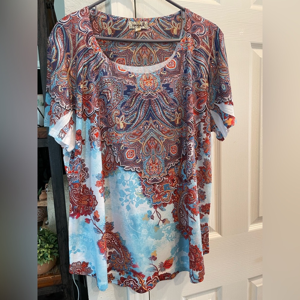 One World blue orange Paisley w
Rhinestone accents Short sleeve pullover blouse